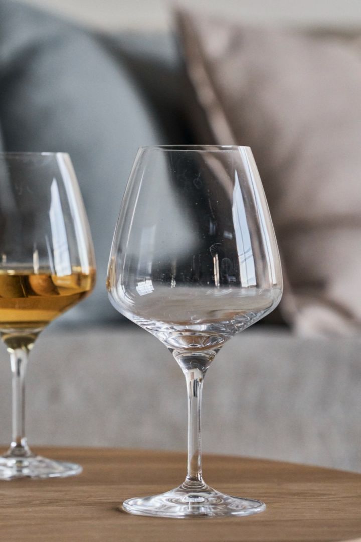 Finden Sie das richtige Weinglas: Es gibt zahlreiche Unterschiede zwischen Rot- und Weißweingläsern, hier sehen Sie das Pulse Weinglas von Orrefors.