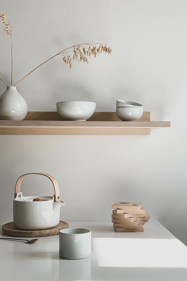 Japandi: Dieser Wohnstil ist geprägt von Ruhe und Ordnung. Genießen Sie Ihr minimalistisches Zuhause bei einer Tasse hier, beispielsweise mit der Oika-Teekanne von Marimekko.