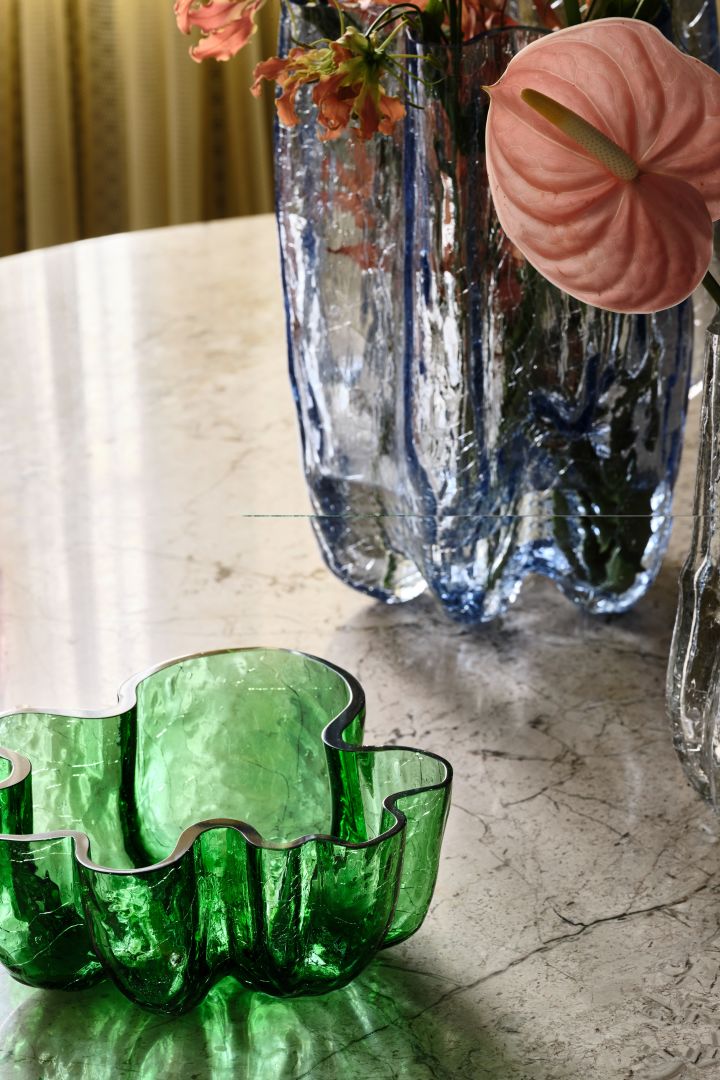 Die Kosta Boda Glasschalen aus der Crackle-Serie in Grün, Rosa und Klarglas. 