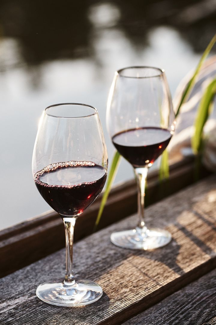 Finden Sie das richtige Weinglas: Es gibt zahlreiche Unterschiede zwischen Rot- und Weißweingläsern, hier sehen Sie die Karlevi-Gläser von Scandi Living mit Rotwein gefüllt.
