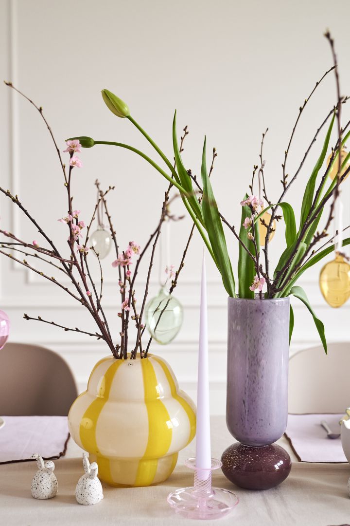 Die Karaffe Fia von Design House Stockholm mit ihrem hellvioletten Glasstopfen sorgt für einen festlich gedeckten Ostertisch in frühlingshaften Pastelltönen.