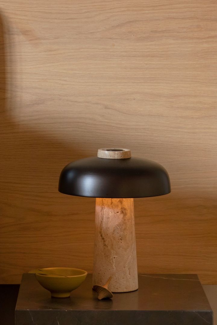 Die nächste trendige Pilzlampe der Saison ist die Tischleuchte Reverse von Audo Copenhagen, die auf dem Beistelltisch oder dem Nachttisch zu einem stilvollen Einrichtungsdetail in Ihrem Zuhause wird.