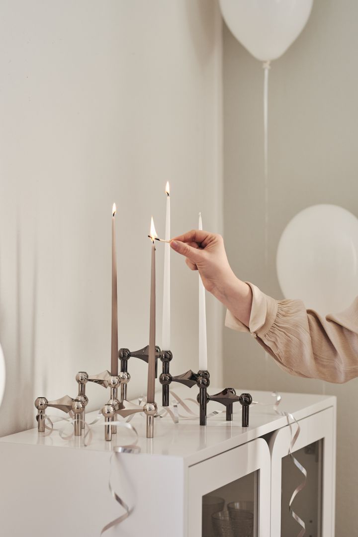 10 Geschenke für jeden Anlass – auf dem Couchtisch oder im Schlafzimmer. Der Nagel Kerzenhalter von STOFF ist ein stilvolles Detail in jedem Raum.
