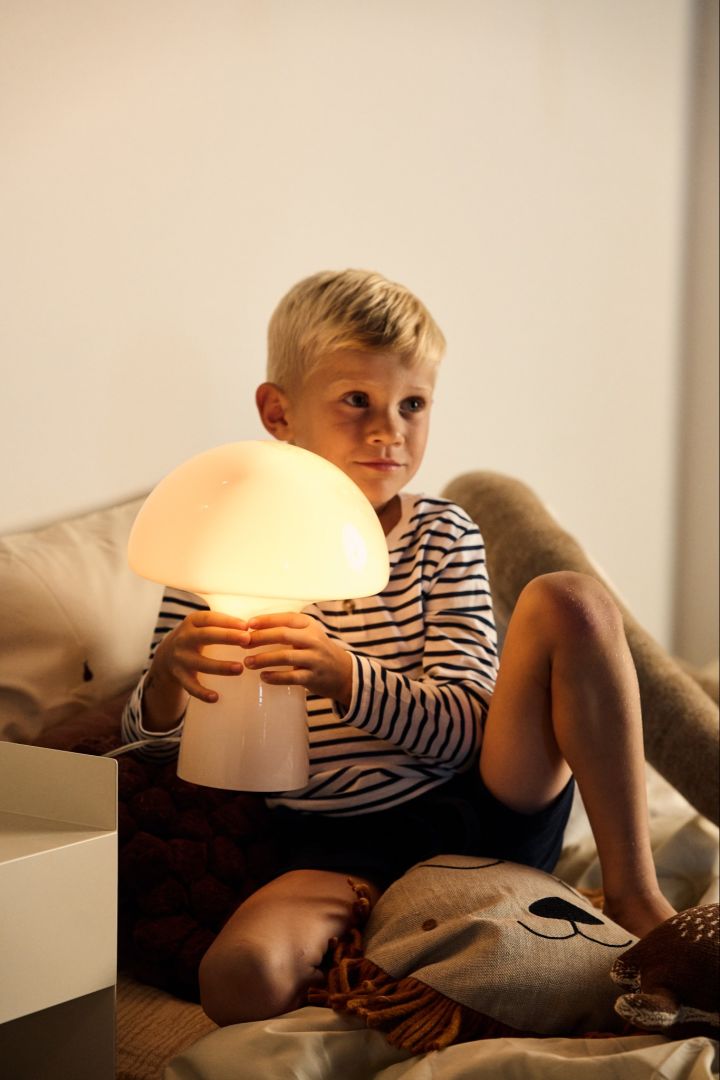 Wählen Sie die richtige Glühbirne - E27 Lampe von Muuto mit Glühbirne mit 2500K auf einem Beistelltisch.
