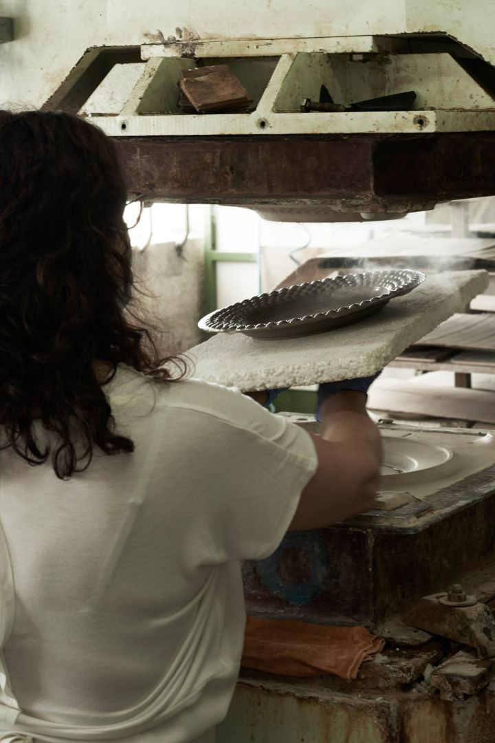 Die Mateus-Keramik wird in das gewünschte Produkt gepresst, was Schritt 2 des Herstellungsprozesses ist.