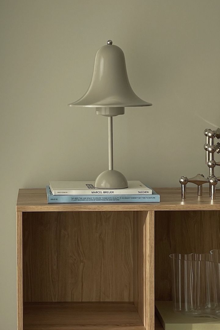 Hier sehen Sie die Pantop tragbare Tischleuchte von Verpan, die perfekte Pilzlampe, um Ihrem Zuhause einen modernen Touch zu verleihen.