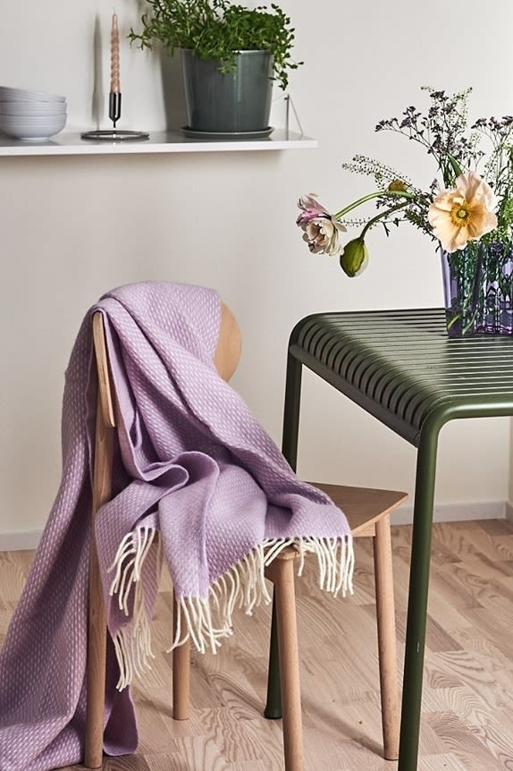 Bringen Sie Pastell in Ihr Interieur, indem Sie mit der Preppy lilac Decke von Klippan Yllefabrik in einem trendigen Pastellviolett dekorieren.