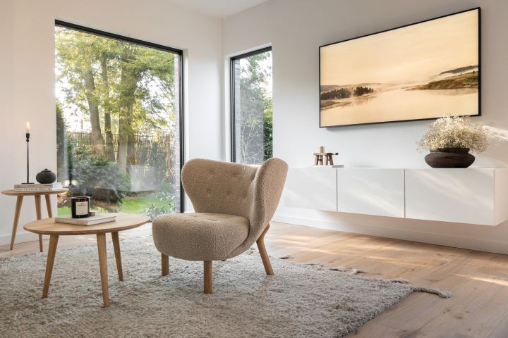 Schaffen Sie ein skandinavisches Zuhause mit neutralen Farben und viel natürlichem Licht. Hier sehen Sie den Little Petra Sessel von &tradition.